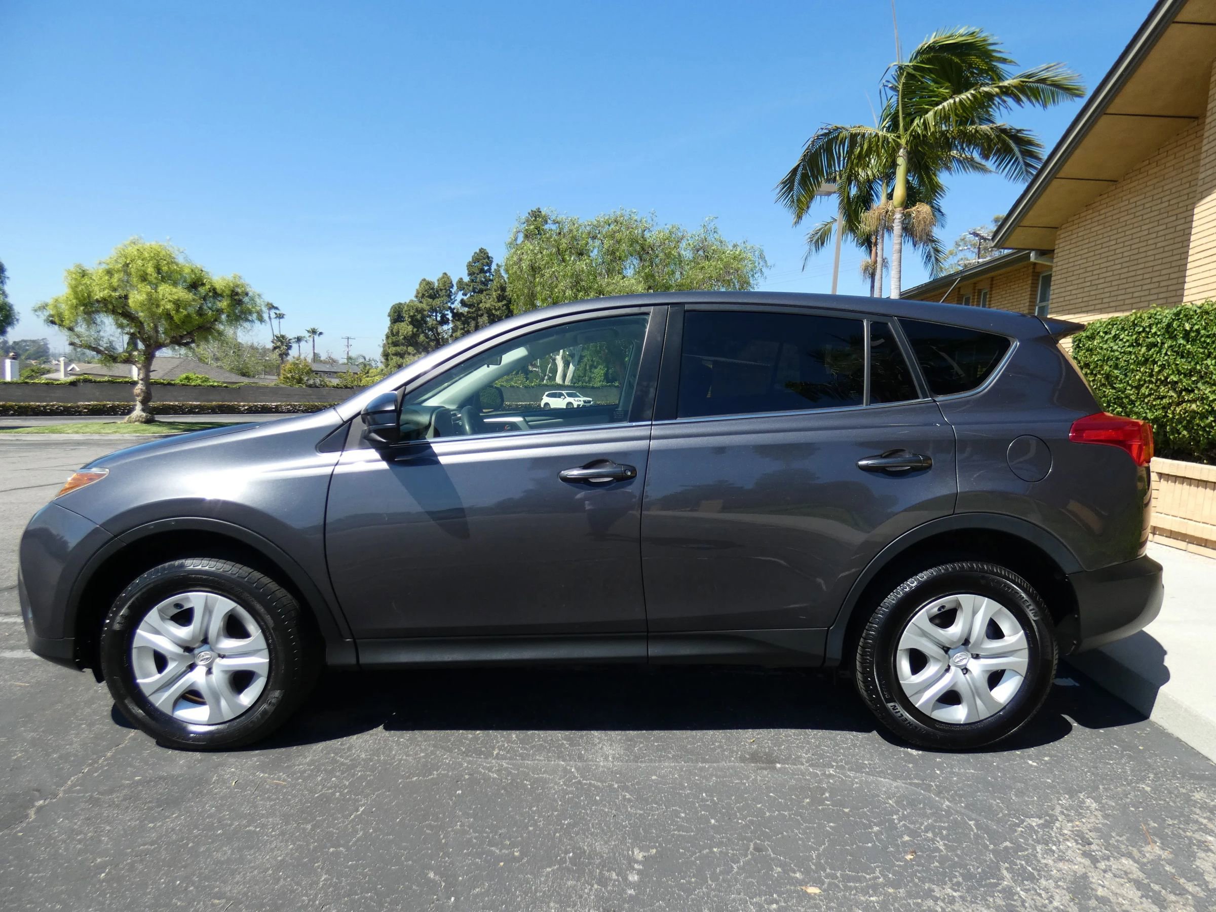 Used 2015 Toyota RAV4 LE image 14