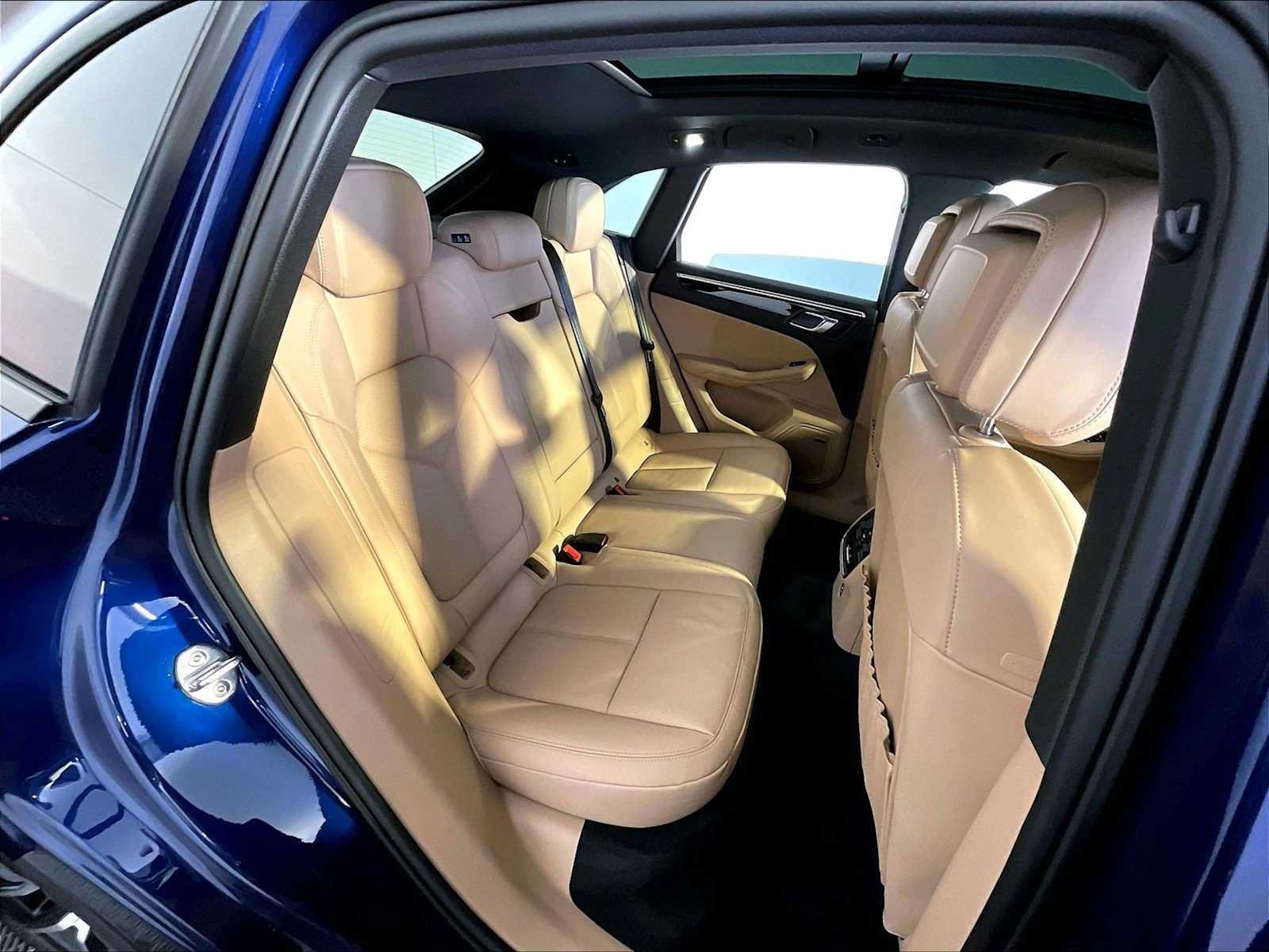 Certified 2024 Porsche Macan AWD/4WD image 23