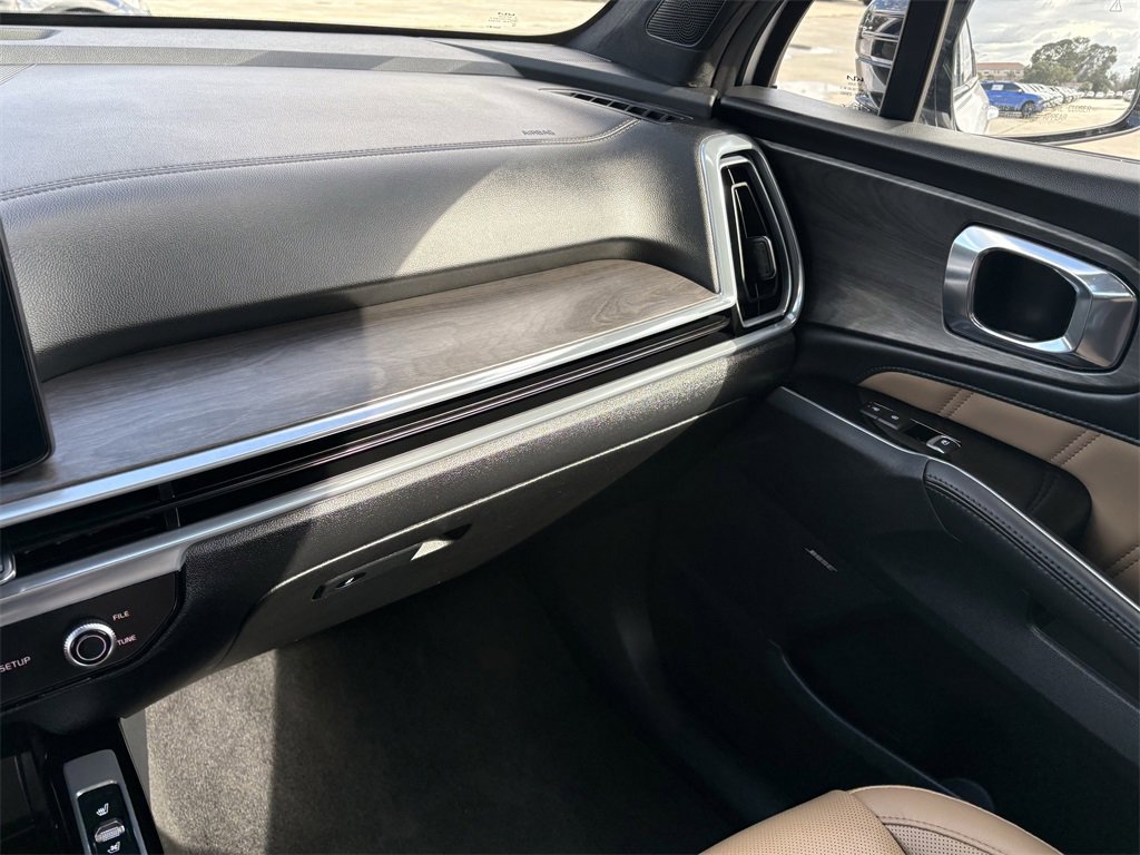 Certified 2025 Kia Sorento SX Prestige w/ Olive Brown Leather Package image 20