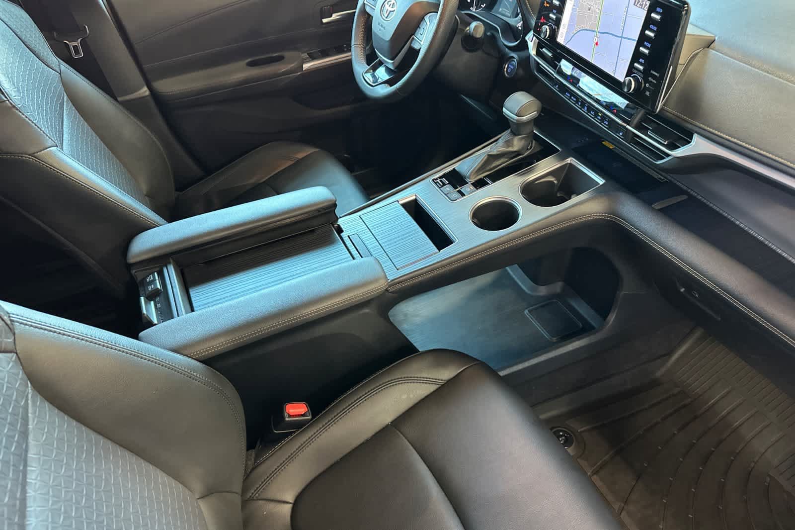 Used 2022 Toyota Sienna XLE Woodland Edition AWD/4WD image 19