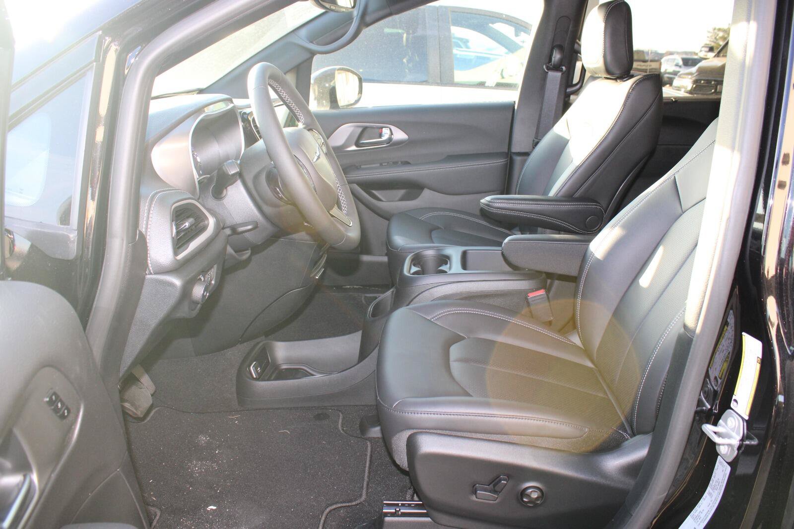 New 2026 Chrysler Pacifica Select w/ S Appearance Package FWD image 10