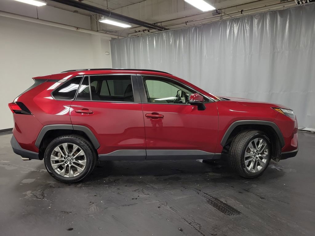 Used 2022 Toyota RAV4 XLE Premium image 9