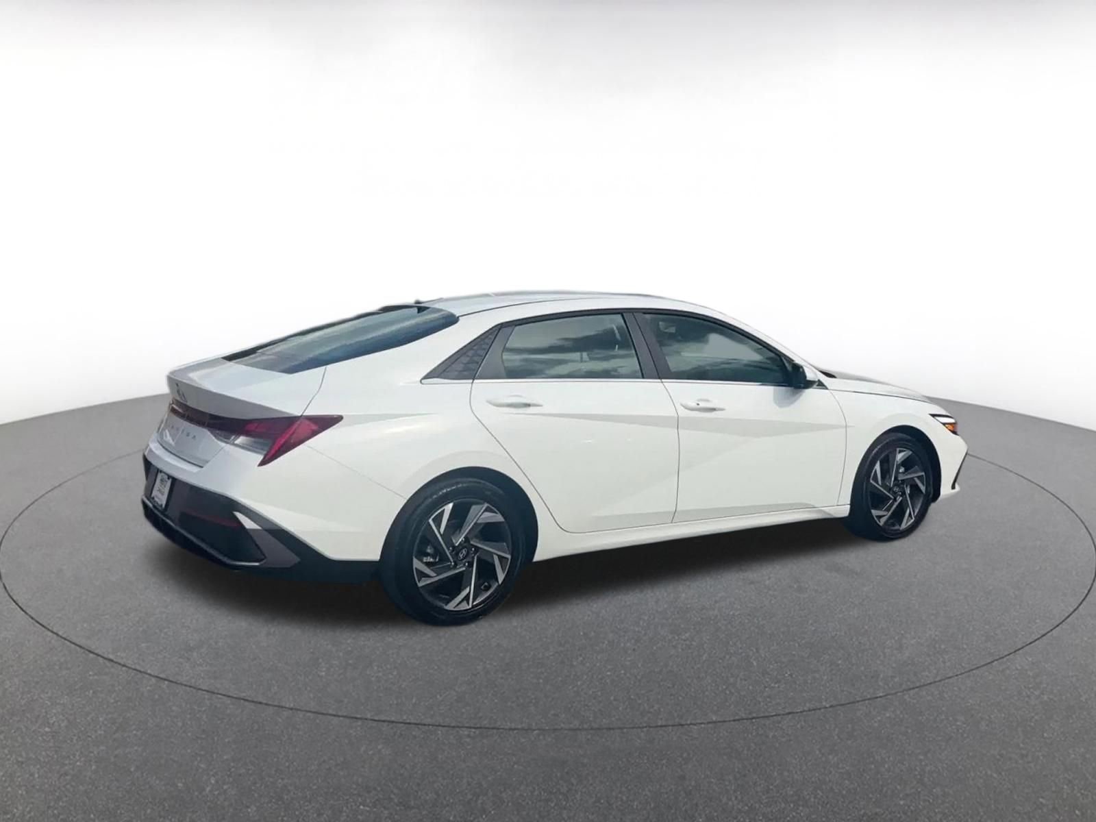 Used 2025 Hyundai Elantra SEL FWD image 15