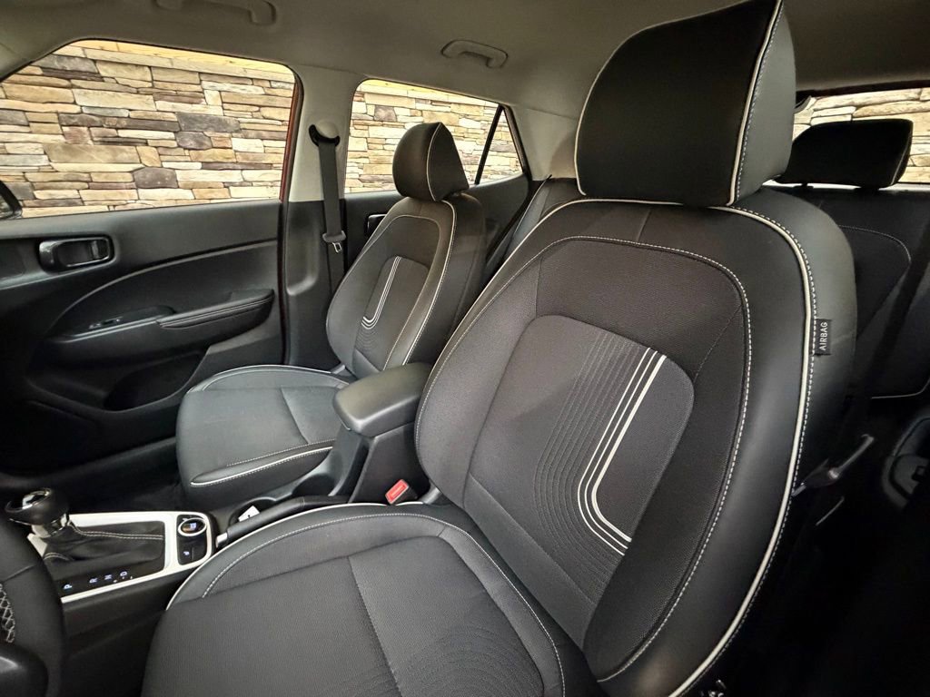 Used 2024 Hyundai Venue Limited FWD image 12