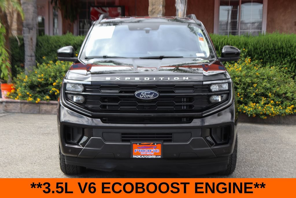 Used 2025 Ford Expedition Active AWD/4WD image 3