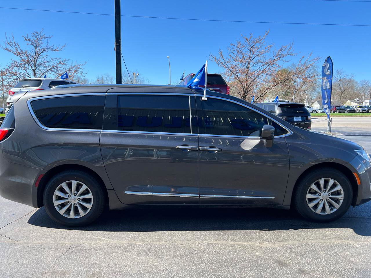 Used 2018 Chrysler Pacifica Touring-L image 7
