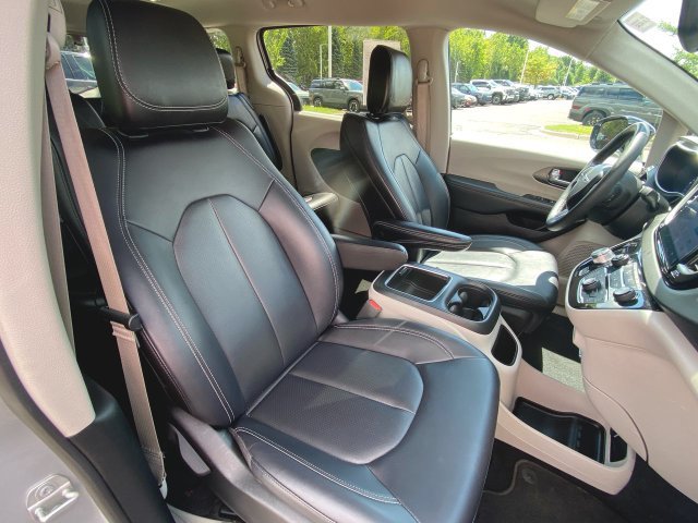 Used 2024 Chrysler Pacifica Touring-L FWD image 25