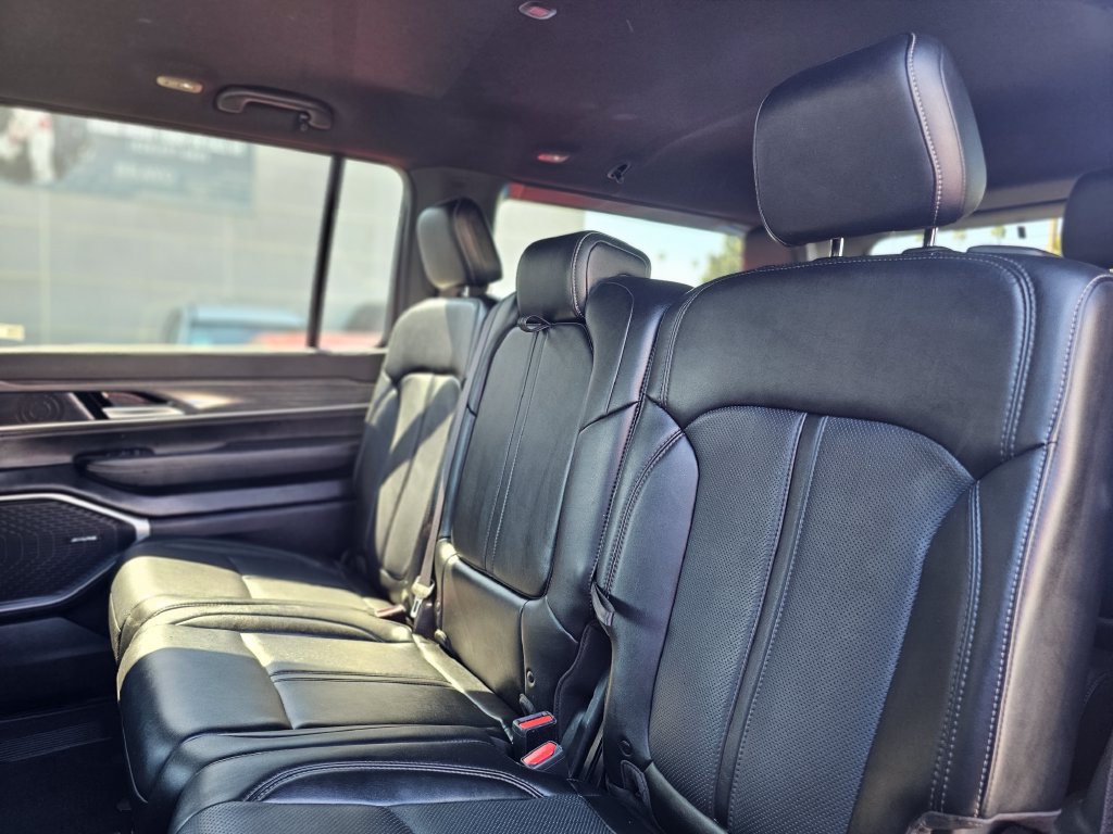 Certified 2024 Jeep Wagoneer Series II AWD/4WD image 33