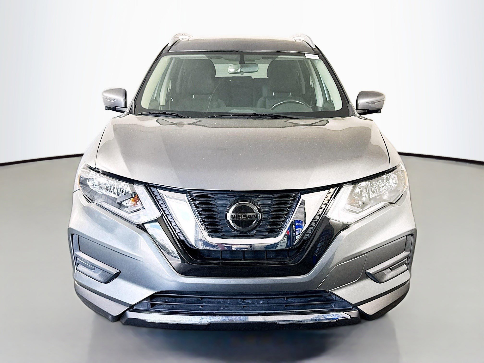 Used 2018 Nissan Rogue SV w/ Sun & Sound Touring Package image 2