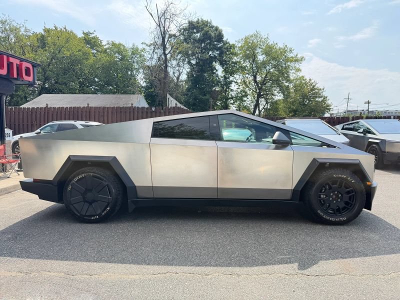 Used 2024 Tesla Cybertruck AWD Crew Cab image 5