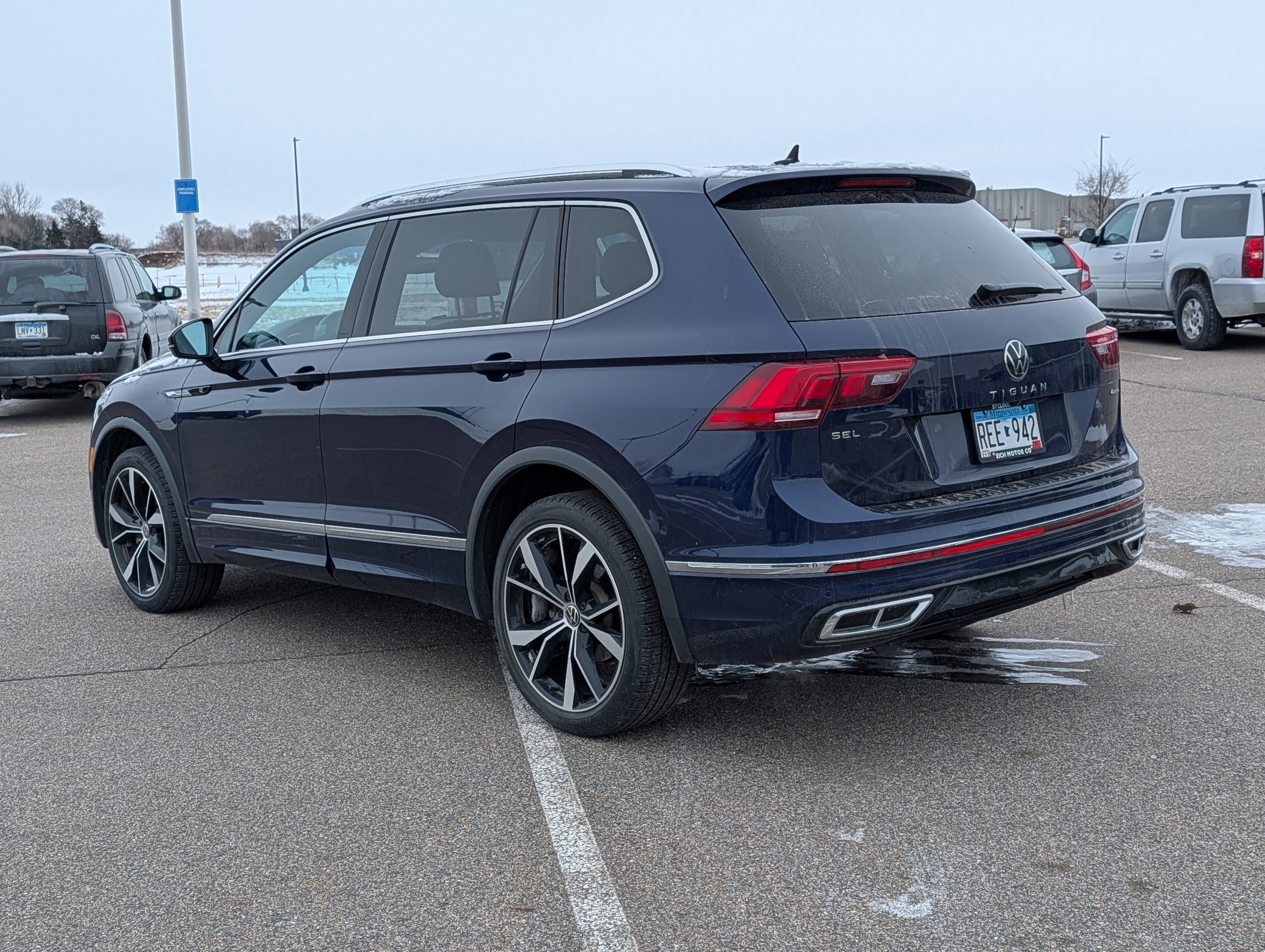 Used 2023 Volkswagen Tiguan SEL R-Line image 3