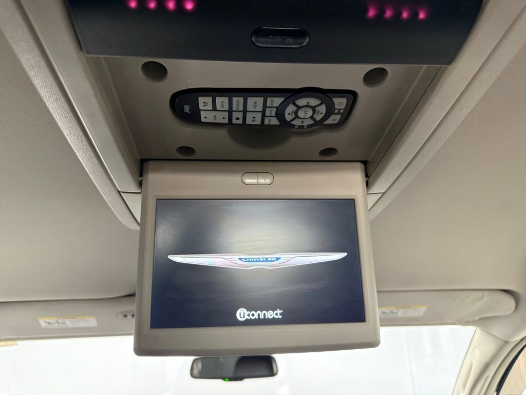 Used 2014 Chrysler Town & Country Touring image 42