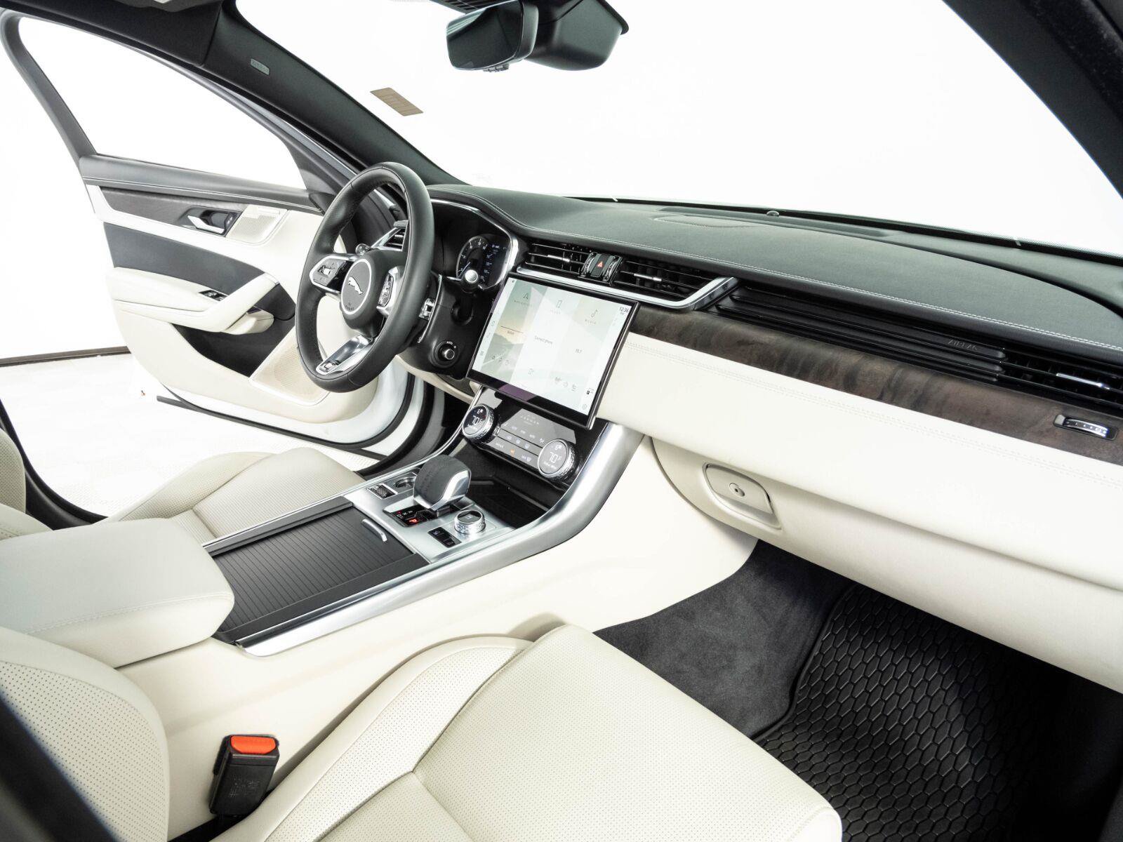 Used 2022 Jaguar XF R-Dynamic SE AWD/4WD image 24
