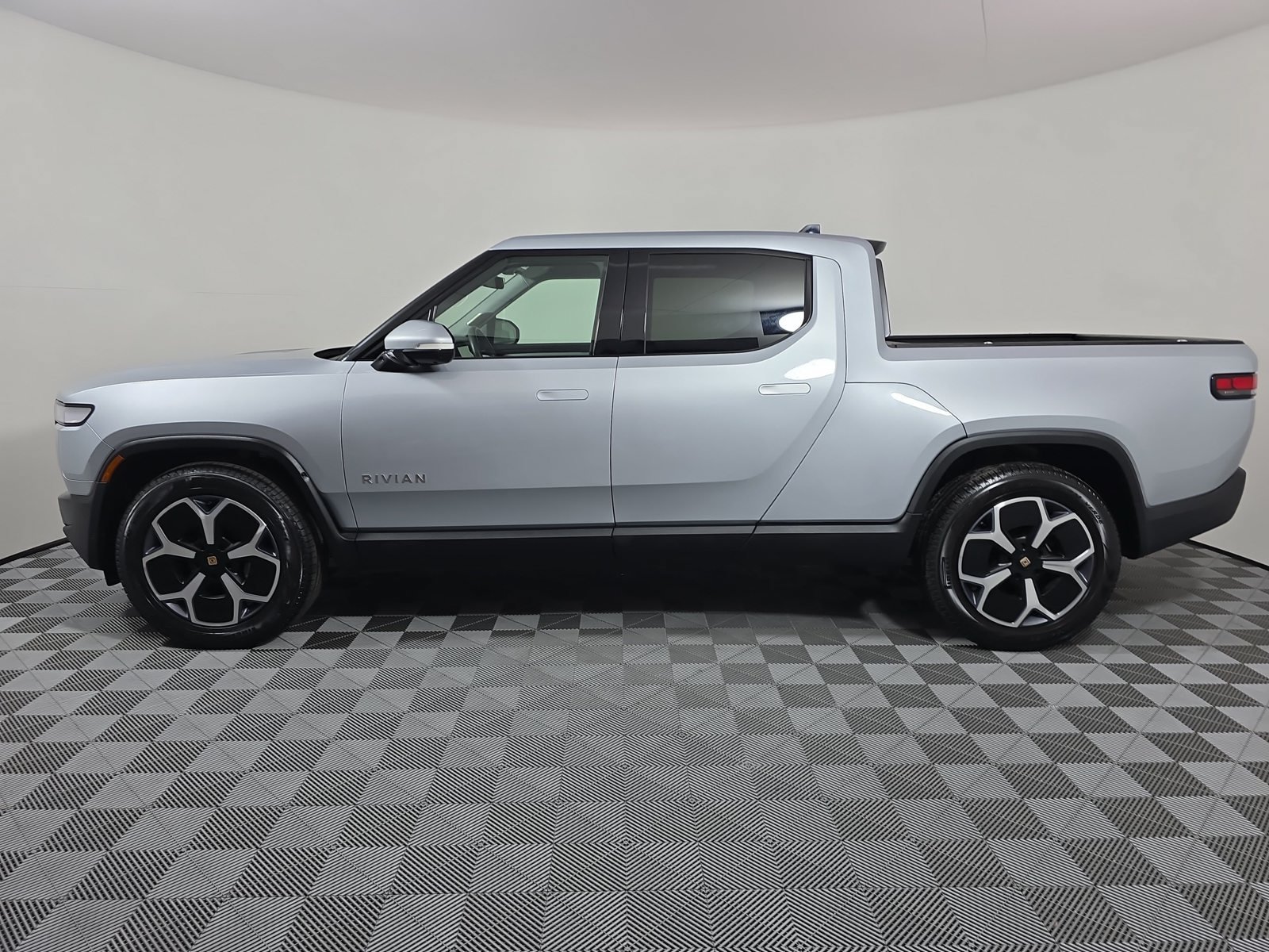 Used 2024 Rivian R1T Adventure Dual AWD/4WD image 2