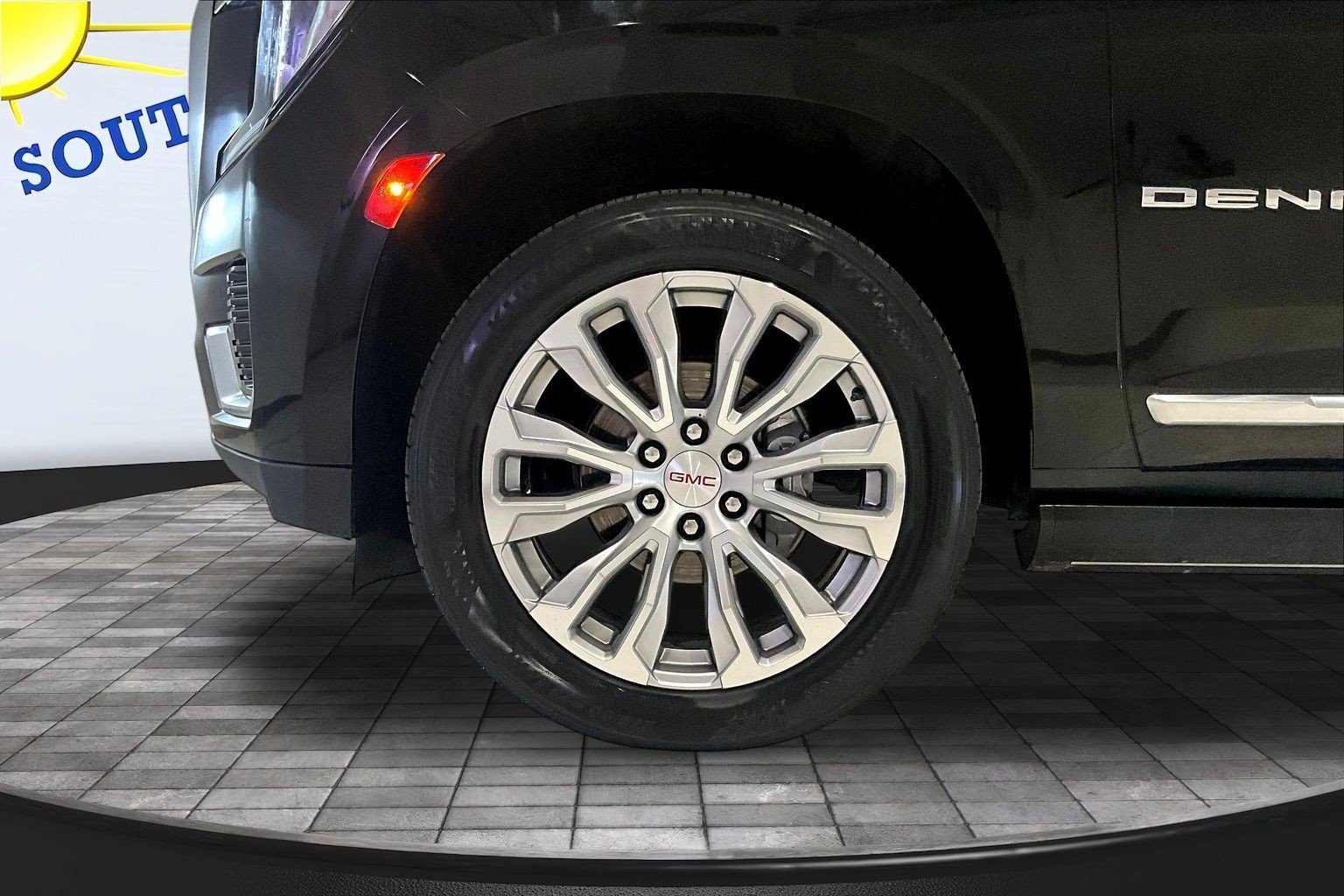 Used 2023 GMC Yukon XL Denali RWD image 33