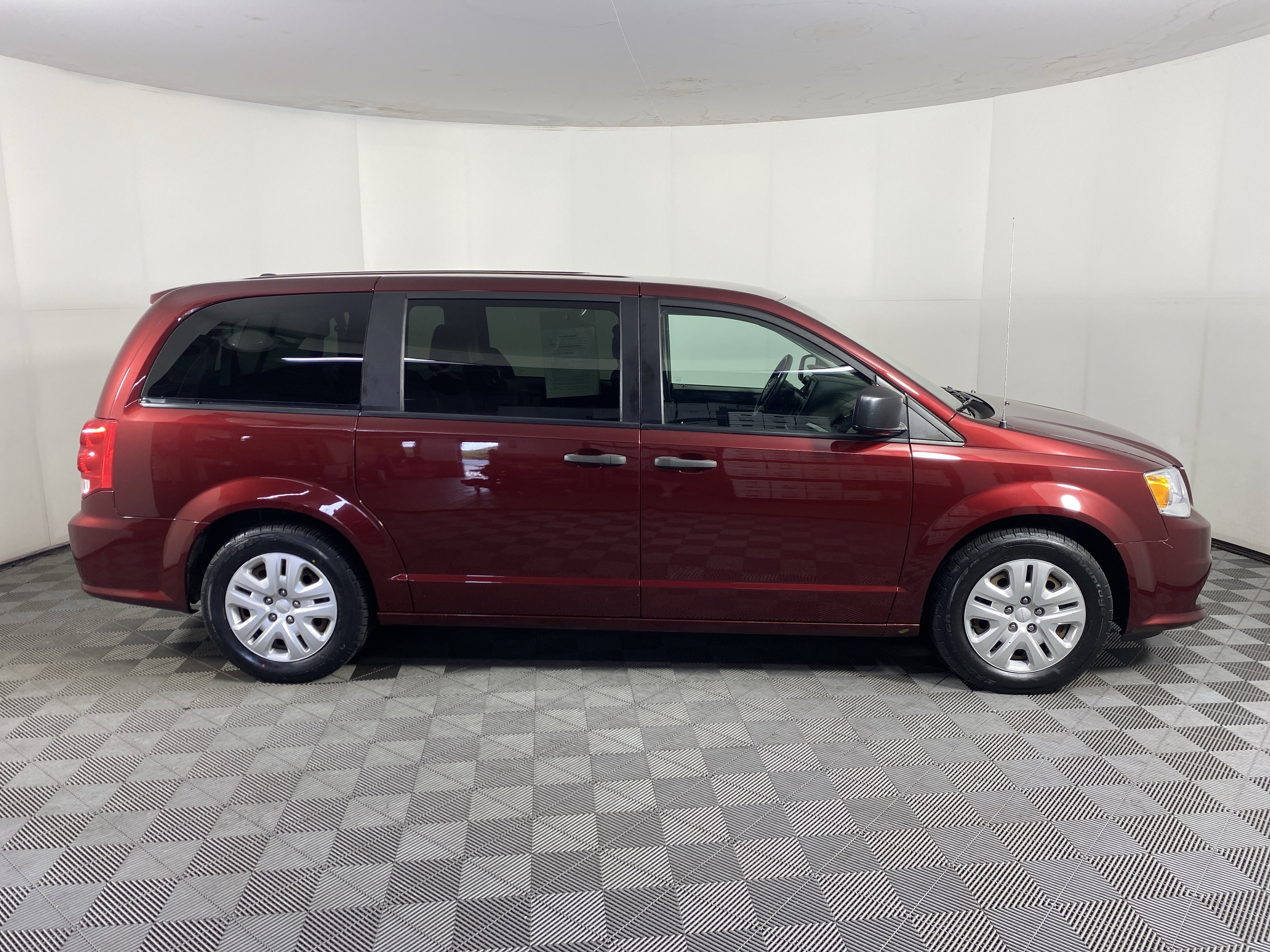 Used 2019 Dodge Grand Caravan SE w/ UConnect Hands-Free Group FWD image 4