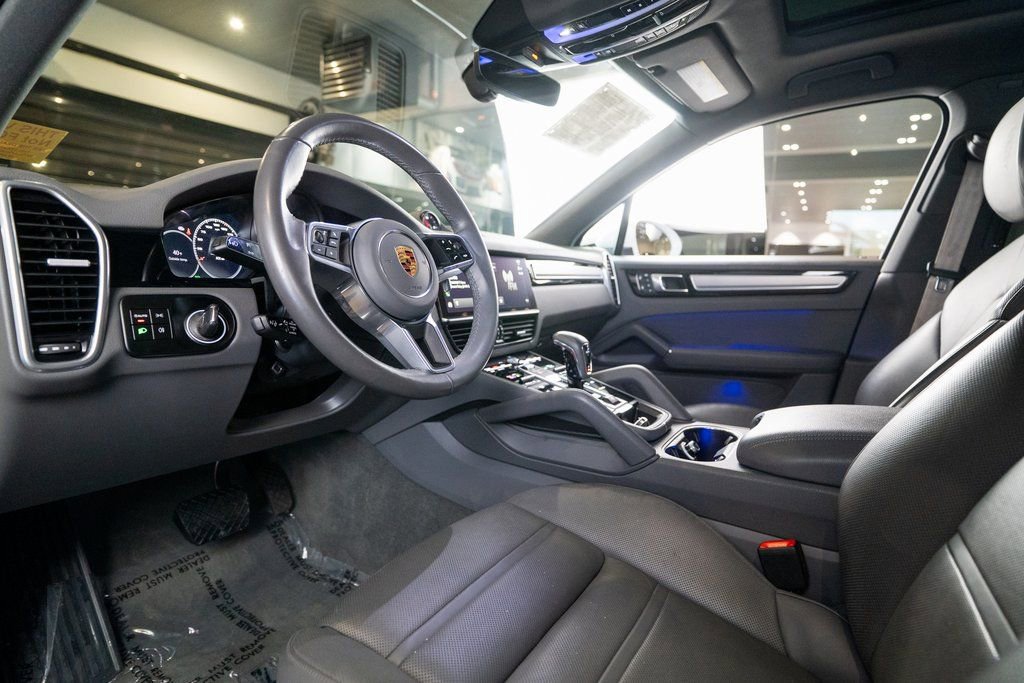Certified 2023 Porsche Cayenne Platinum Edition image 4