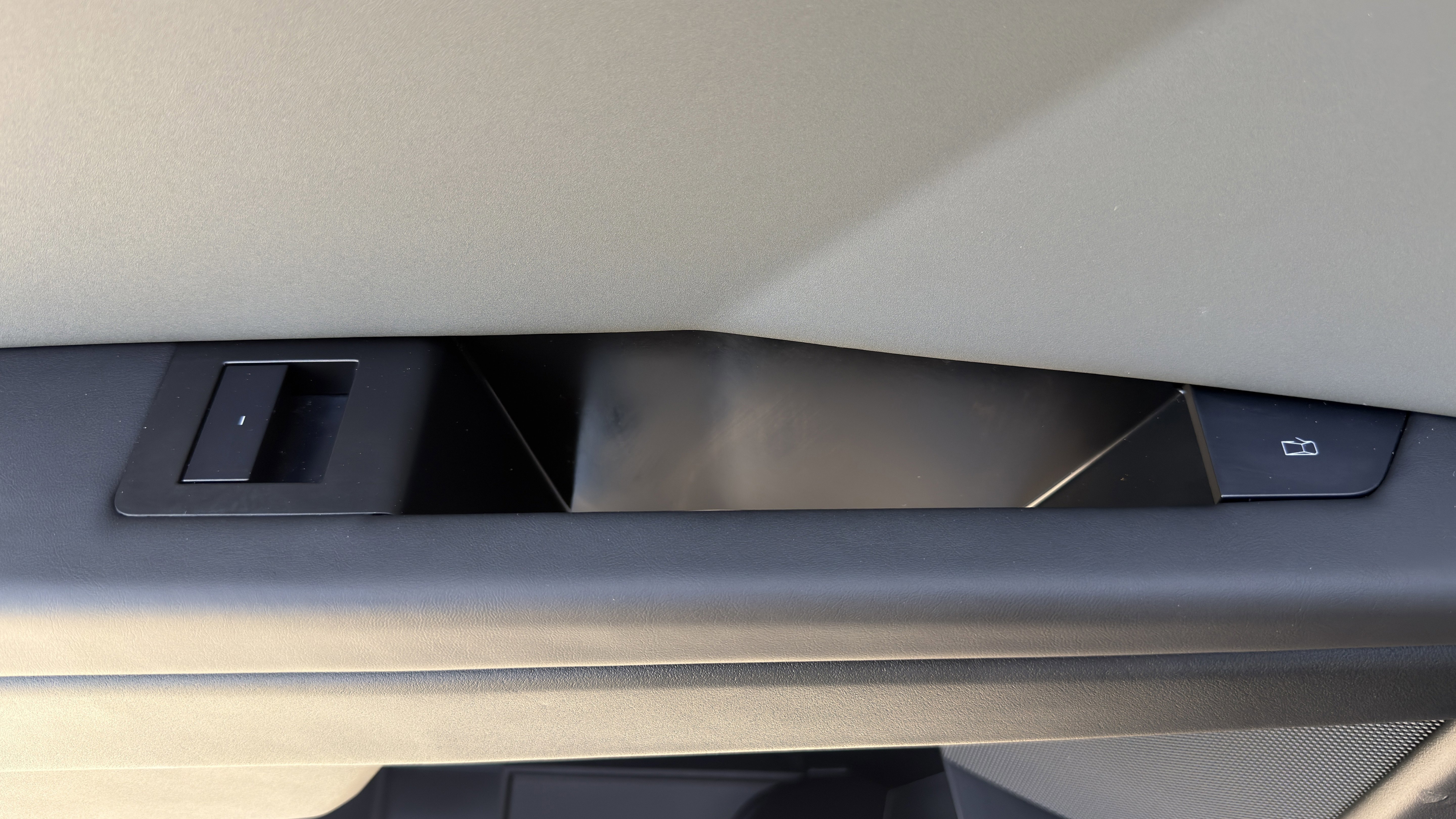 Used 2025 Tesla Cybertruck AWD Crew Cab image 34