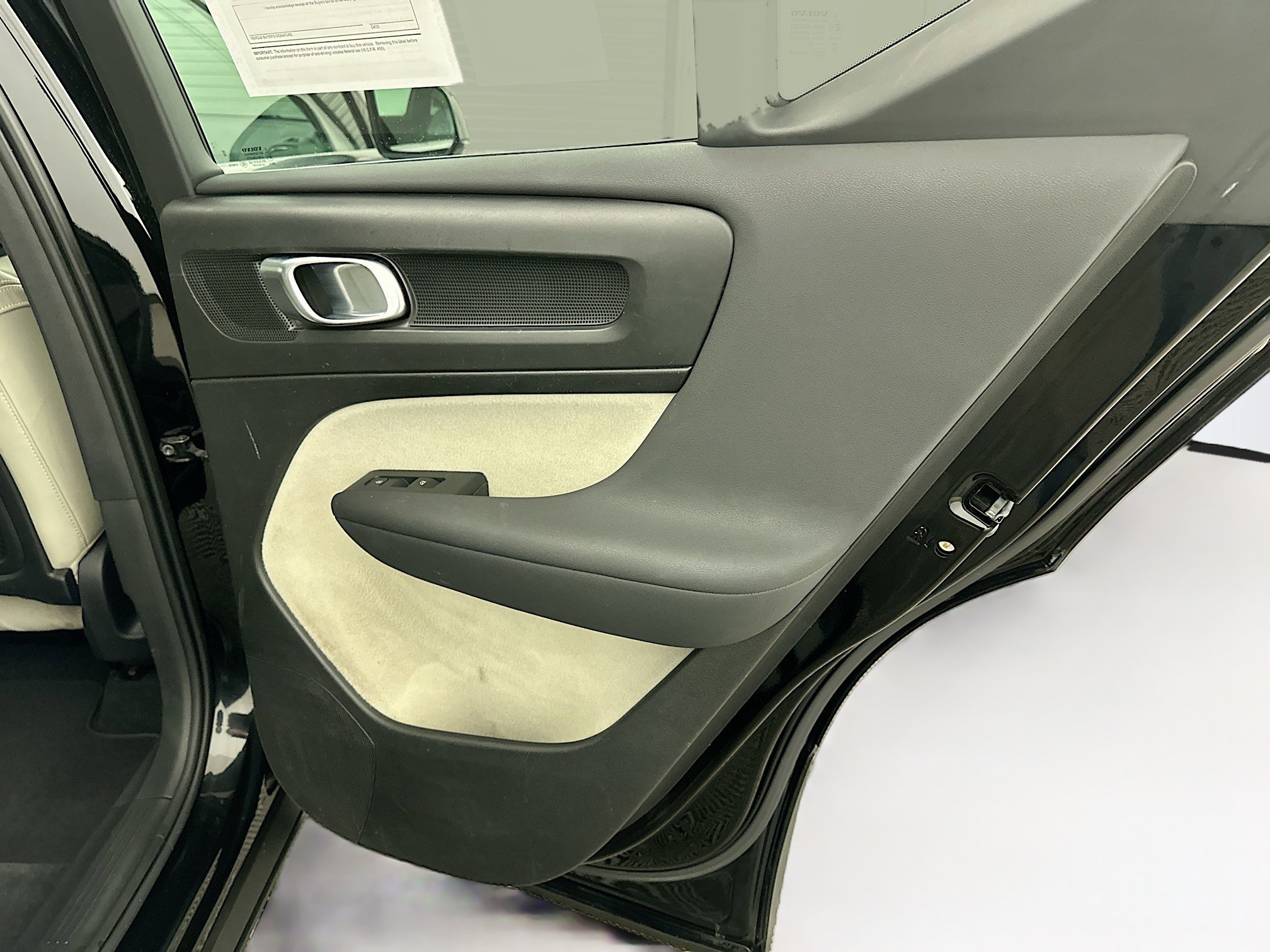 Used 2023 Volvo XC40 B5 Ultimate image 33