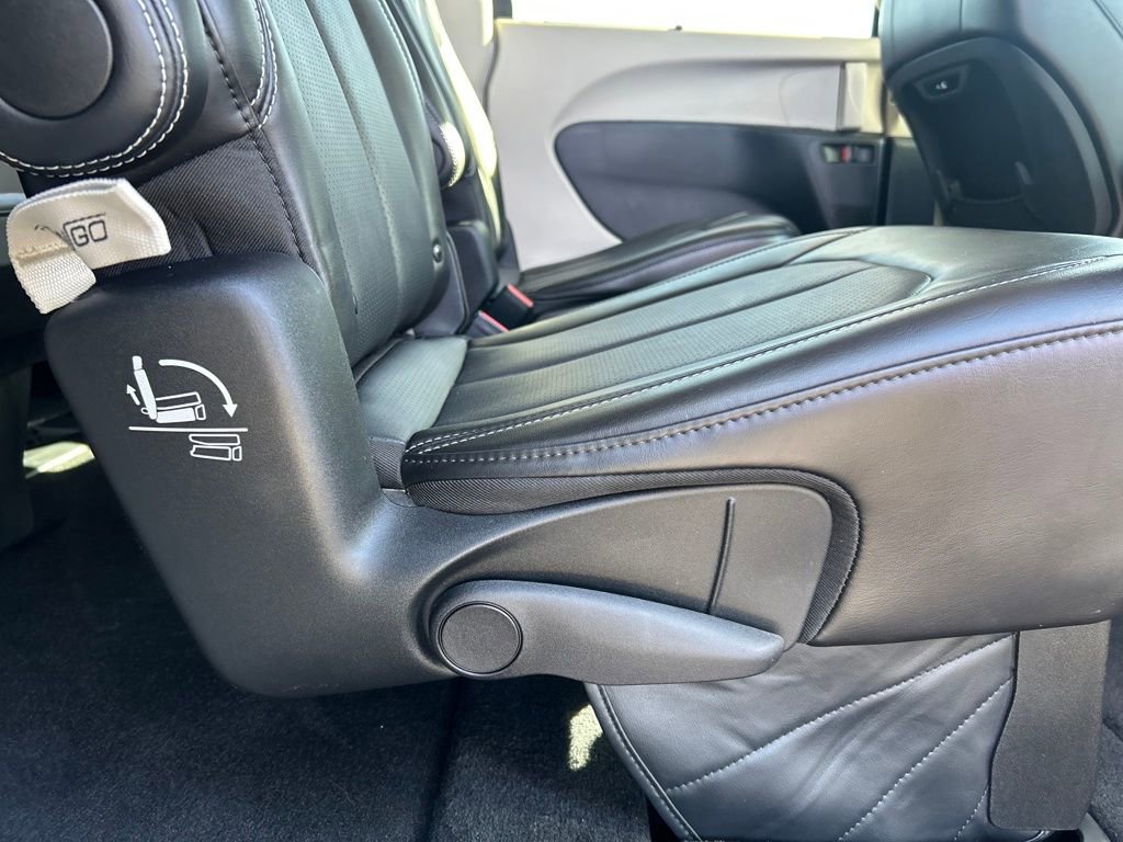 Used 2024 Chrysler Pacifica Touring-L image 27