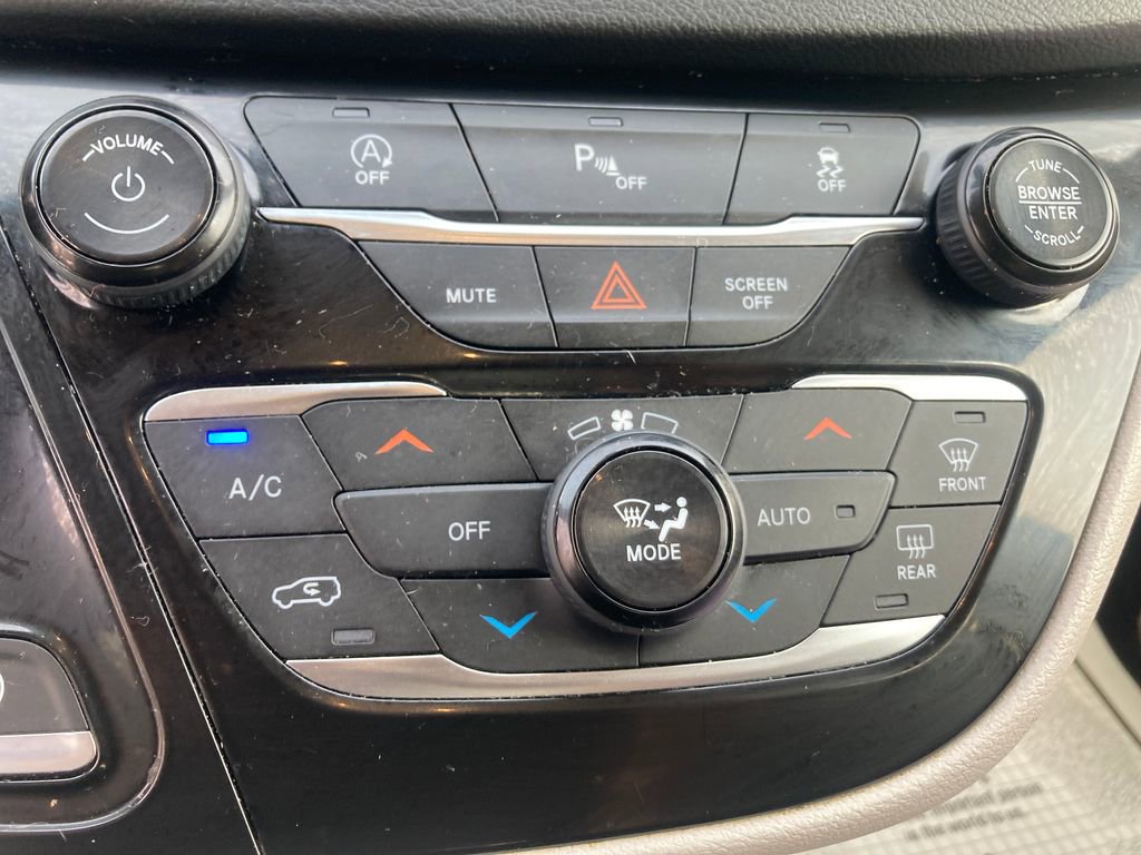 Used 2019 Chrysler Pacifica Touring-L FWD image 24