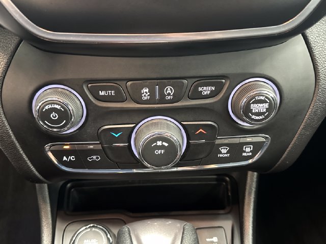 Used 2019 Jeep Cherokee Latitude w/ Popular Appearance Group AWD/4WD image 28