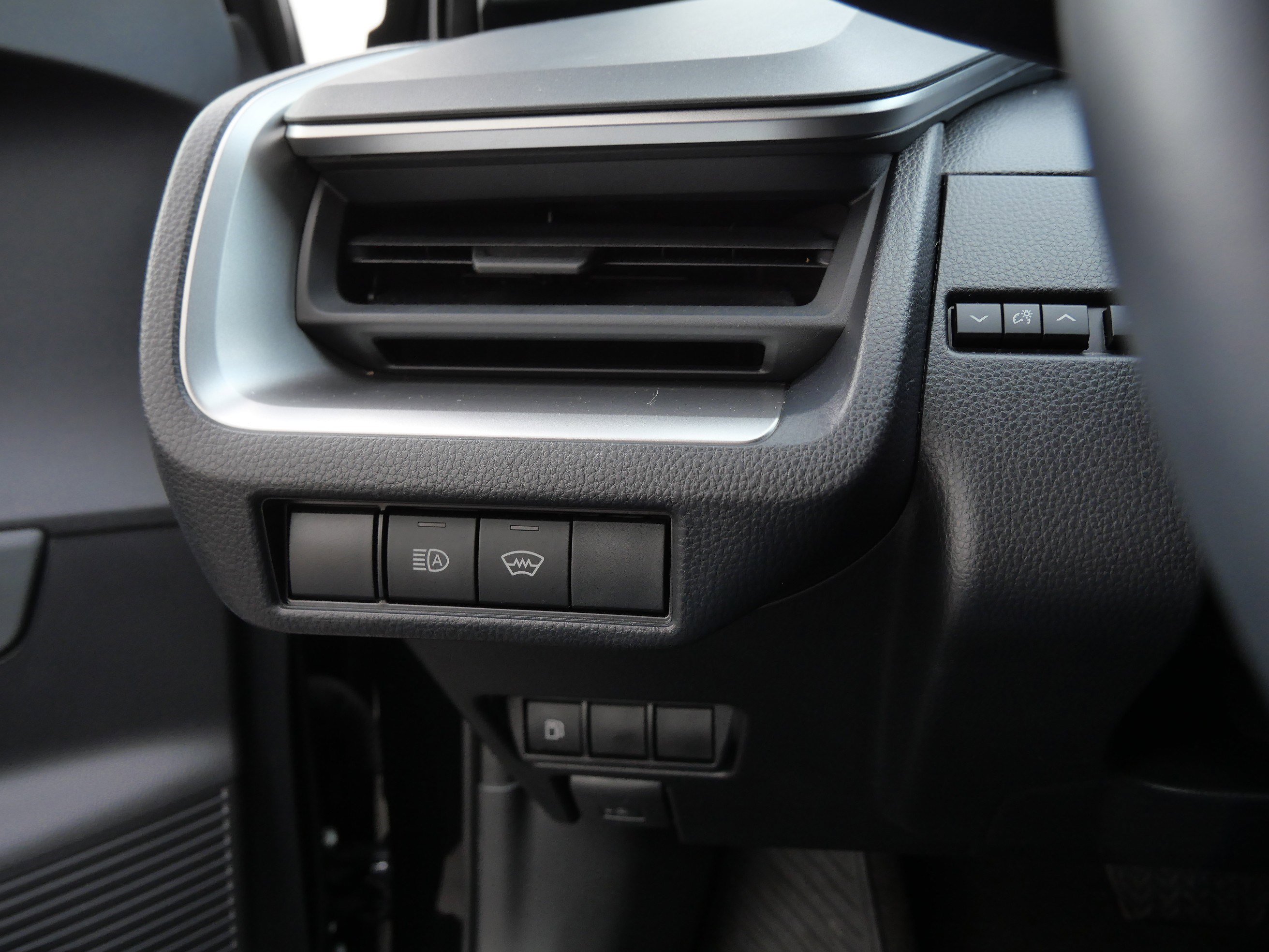 Certified 2025 Toyota Prius LE image 27