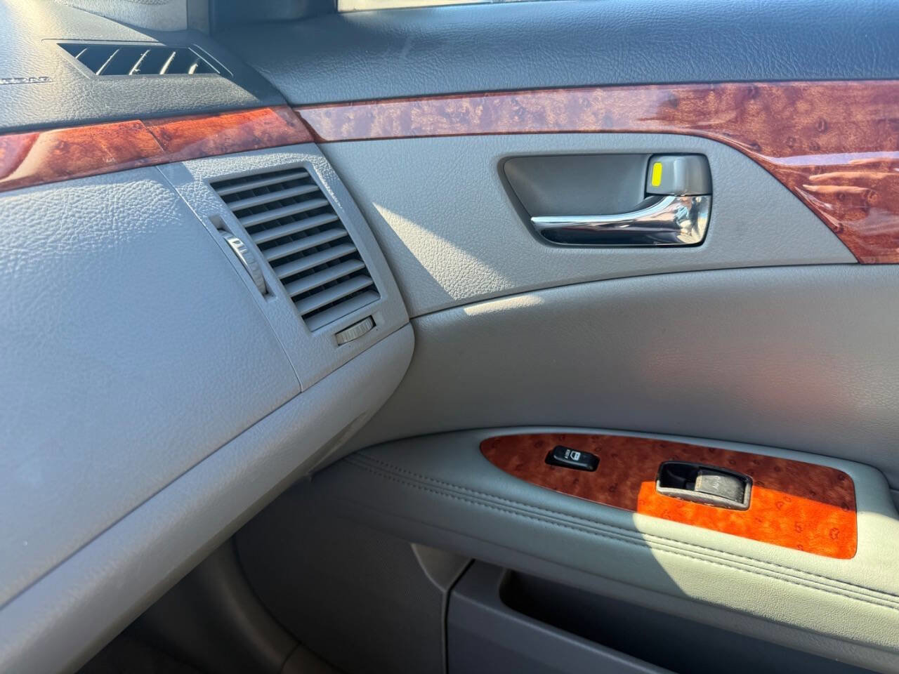 Used 2006 Toyota Avalon XLS image 25