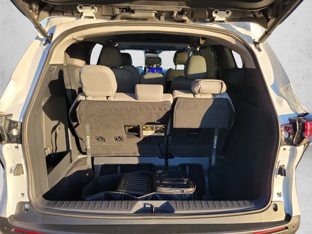 Used 2026 Toyota Sienna XLE FWD image 6