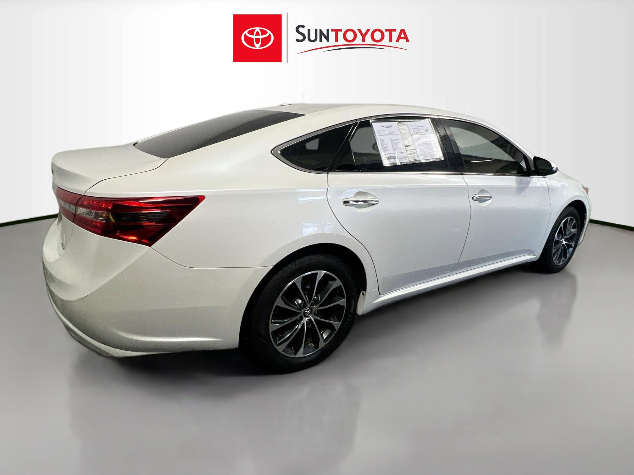 Used 2018 Toyota Avalon XLE Premium image 4