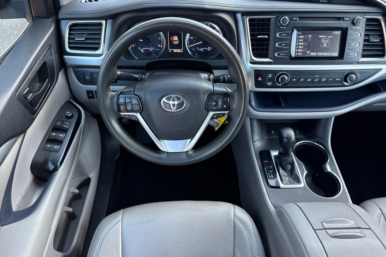 Used 2019 Toyota Highlander LE w/ Carpet Mat Package (TMS) image 17