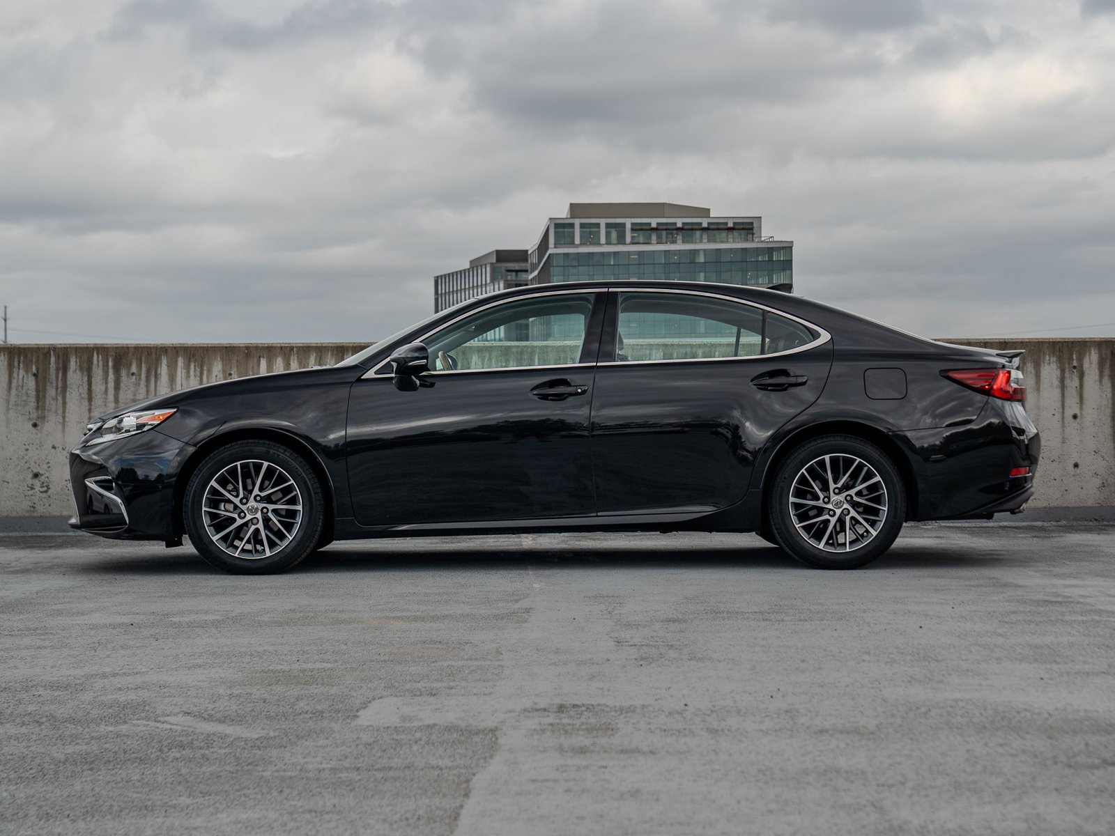 Used 2017 Lexus ES 350 w/ Navigation System Package FWD image 3