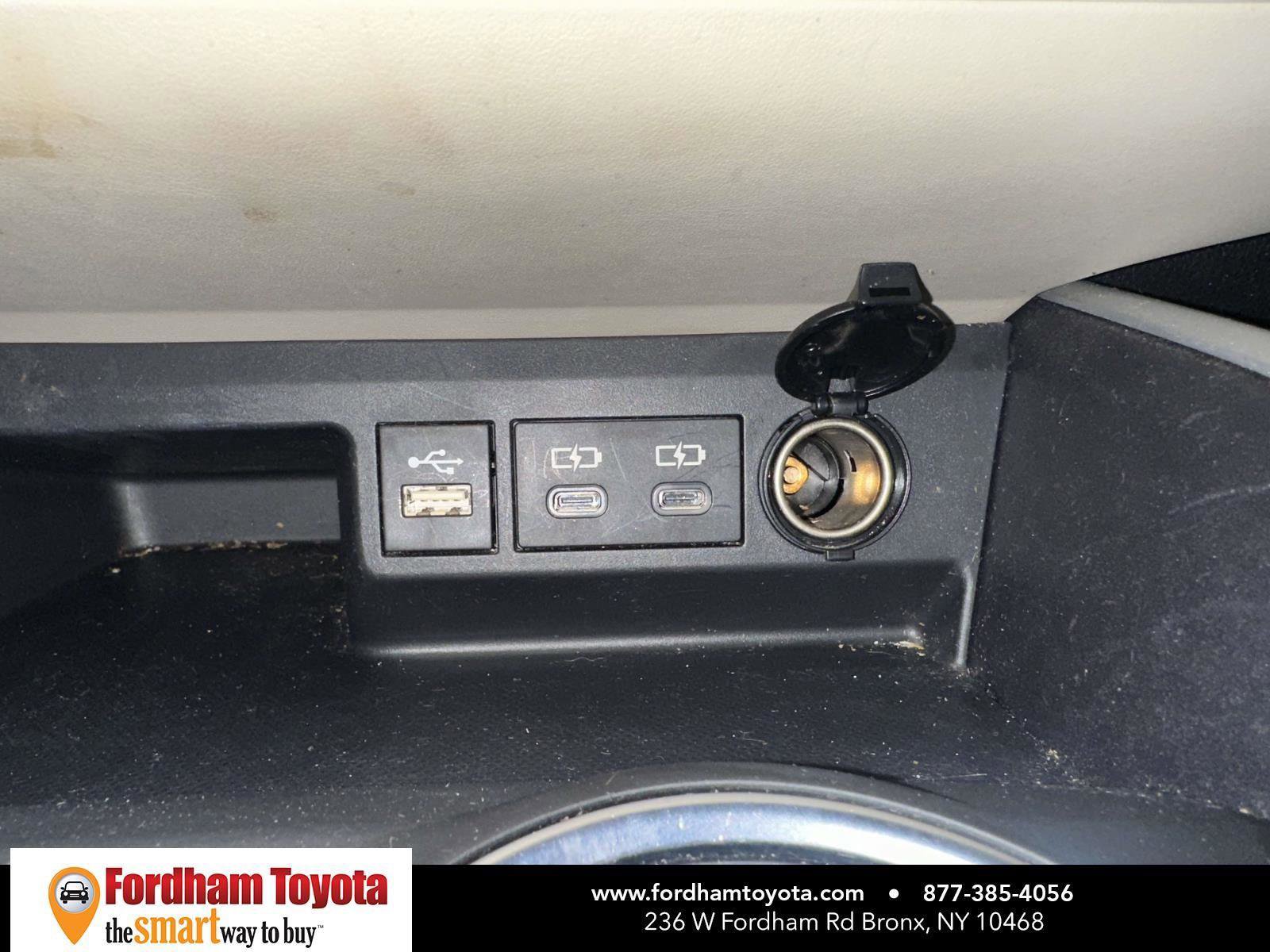 Used 2023 Toyota Highlander XLE AWD/4WD image 25