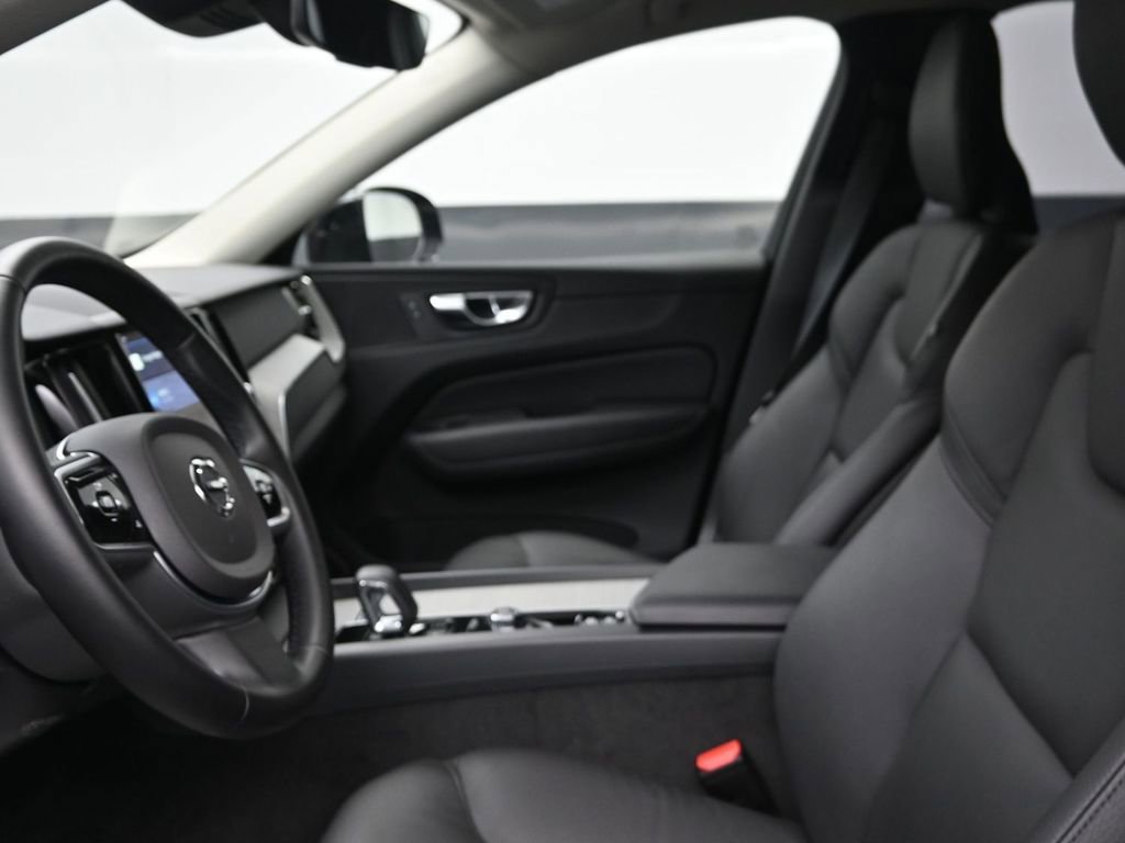Used 2025 Volvo XC60 B5 Plus image 11