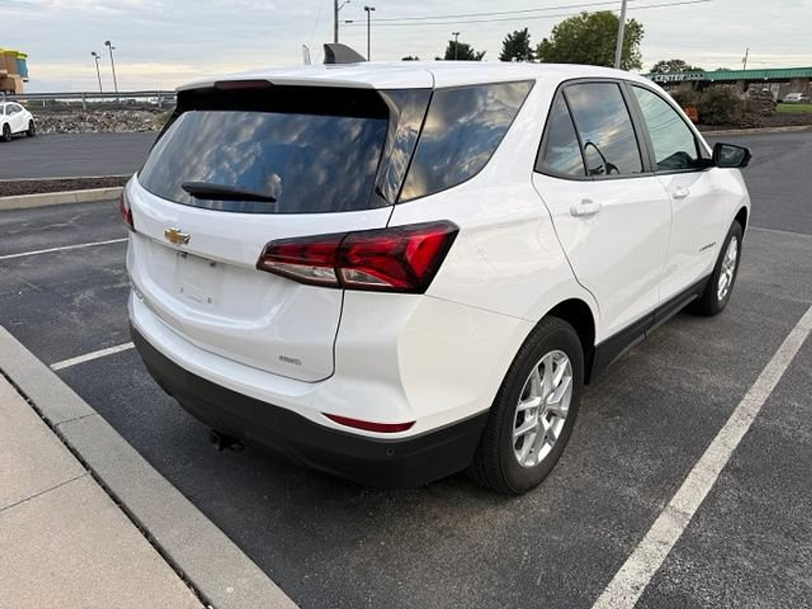 Certified 2024 Chevrolet Equinox LS w/ LS Convenience Package AWD/4WD image 9