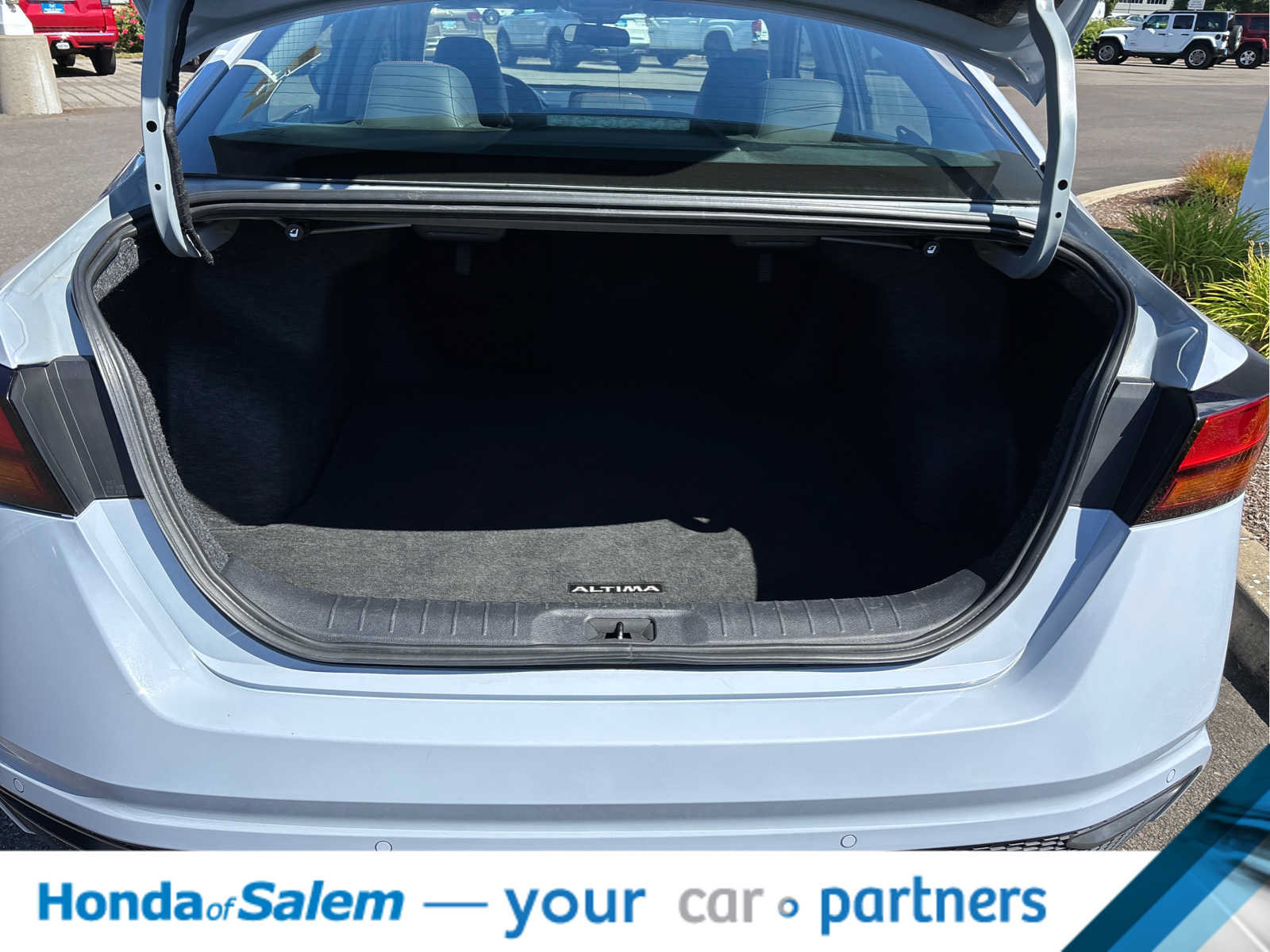 Used 2024 Nissan Altima 2.5 SR FWD image 19