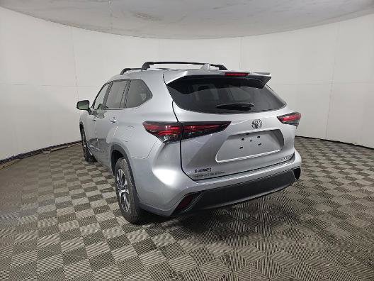 Used 2024 Toyota Highlander XLE image 2