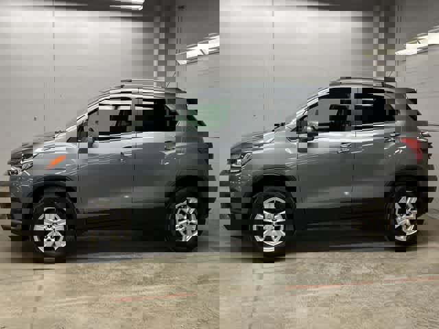 Used 2019 Chevrolet Trax LT w/ LT Convenience Package image 2