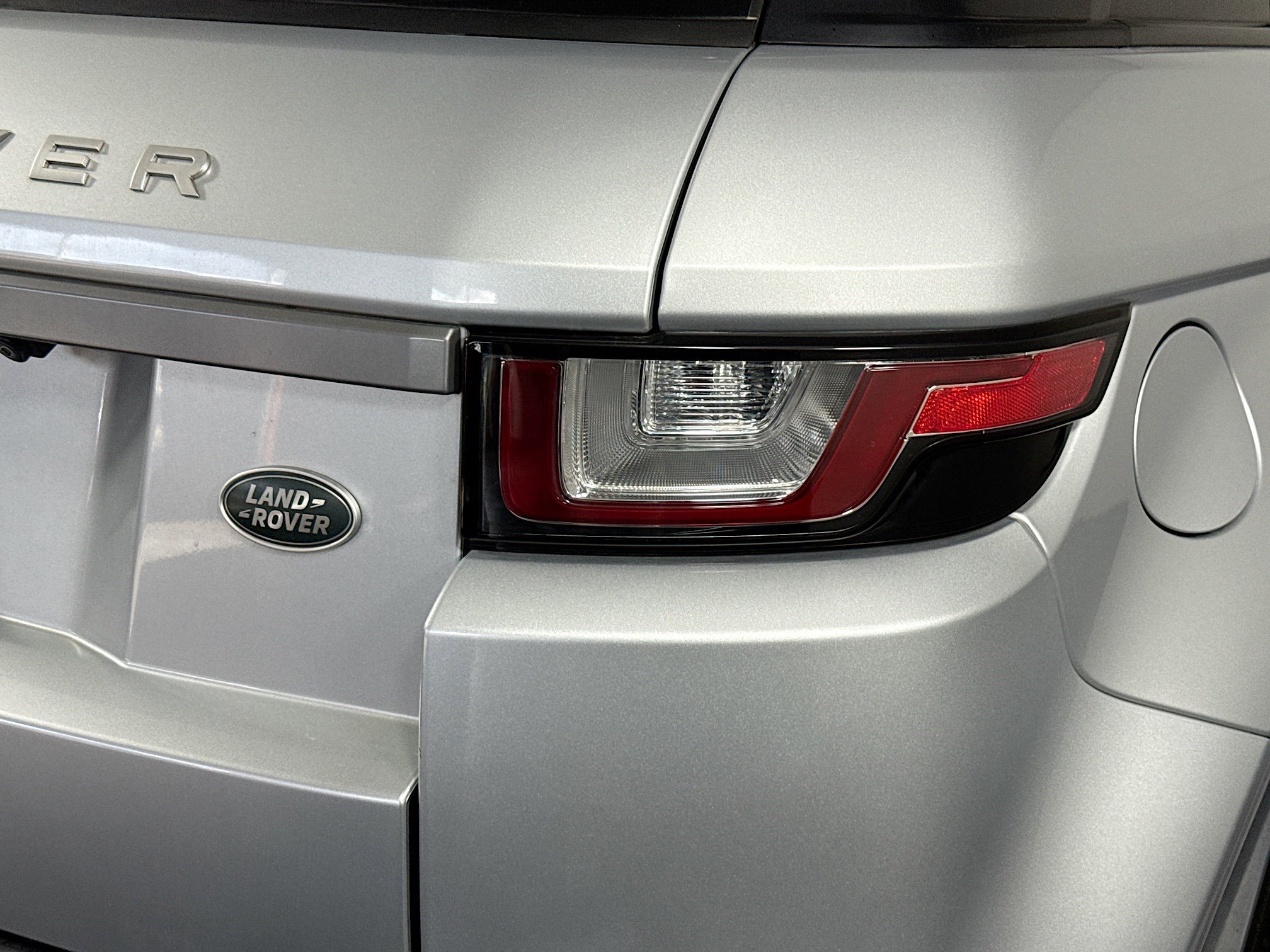 Used 2019 Land Rover Range Rover Evoque SE image 34