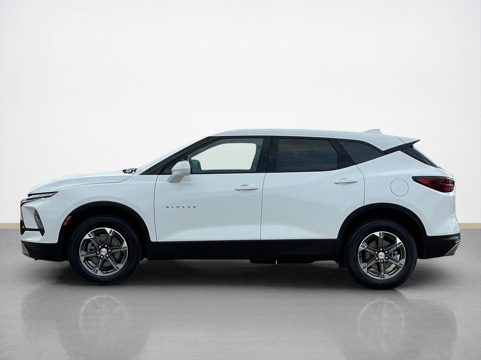 Used 2025 Chevrolet Blazer LT FWD image 4