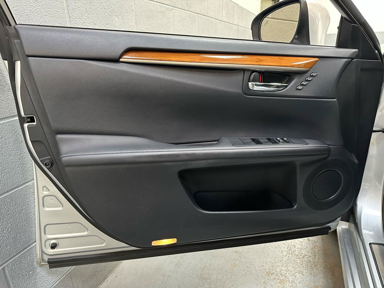 Used 2013 Lexus ES 300h w/ Luxury Pkg FWD image 15