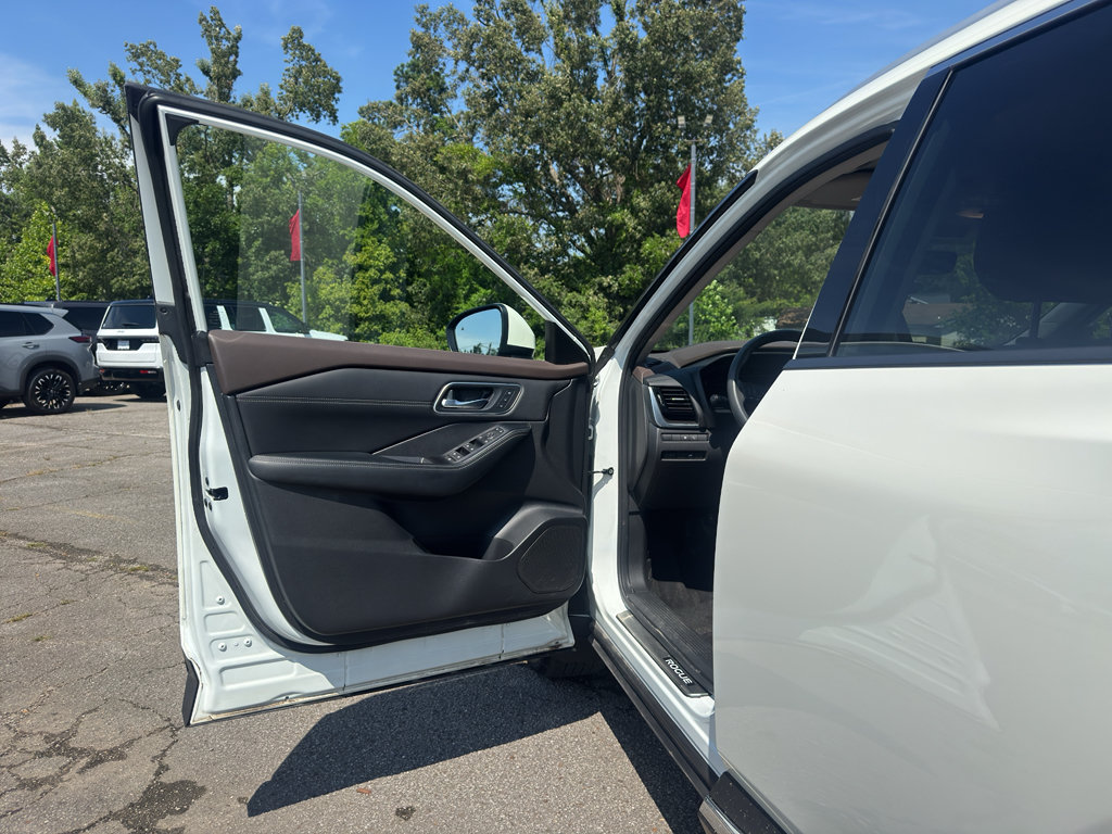 Used 2023 Nissan Rogue Platinum w/ Platinum Premium Package AWD/4WD image 18