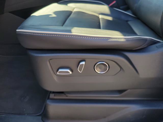 Used 2021 Cadillac Escalade Premium Luxury AWD/4WD image 16