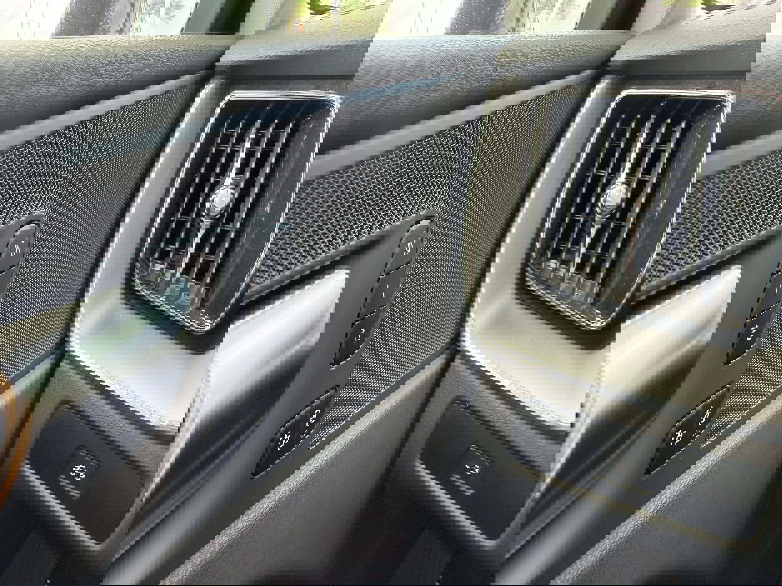 Certified 2025 Volvo XC60 B5 Core image 18