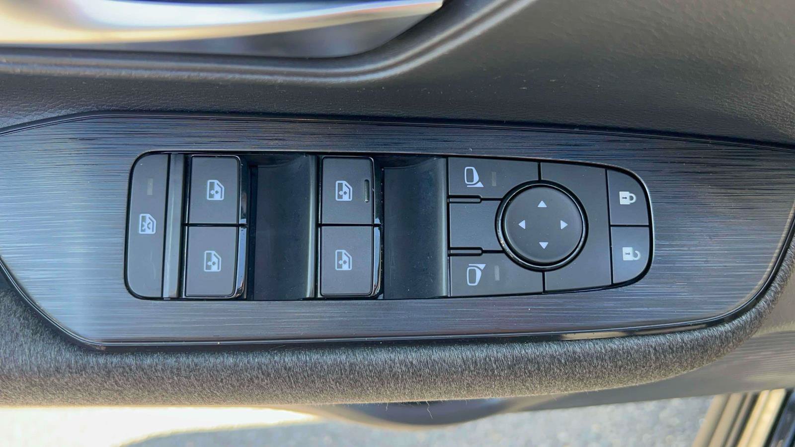 Used 2025 Nissan Kicks SV AWD/4WD image 14