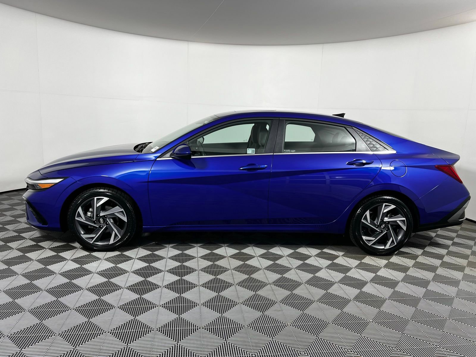 Used 2025 Hyundai Elantra SEL image 8