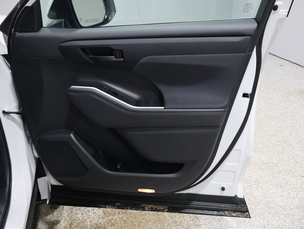 Used 2024 Toyota Highlander LE image 22