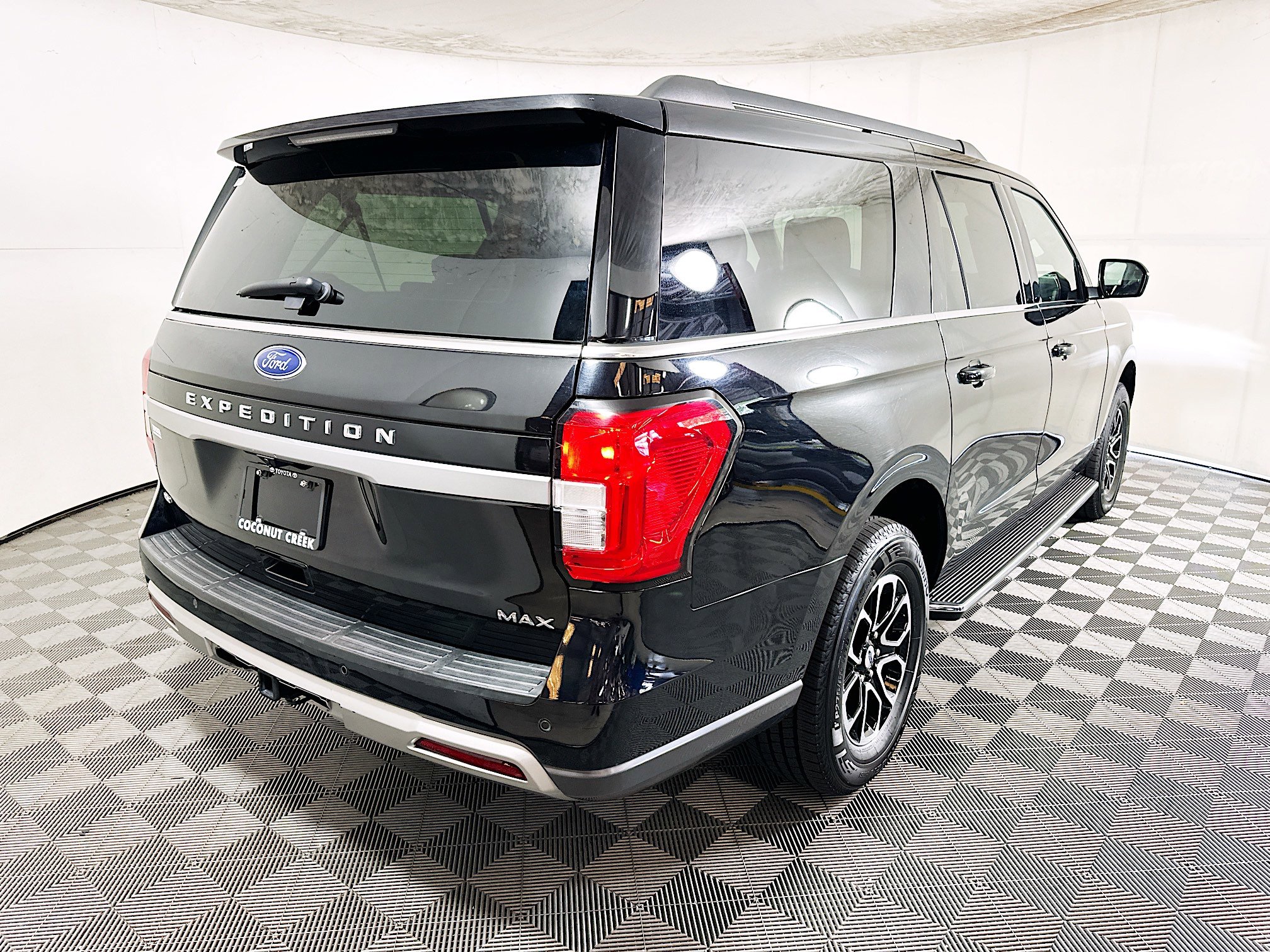 Used 2023 Ford Expedition Max XLT RWD image 3