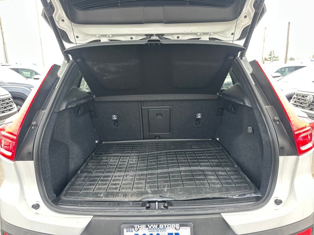 Used 2023 Volvo XC40 B5 Plus w/ Protection Package Premier image 27