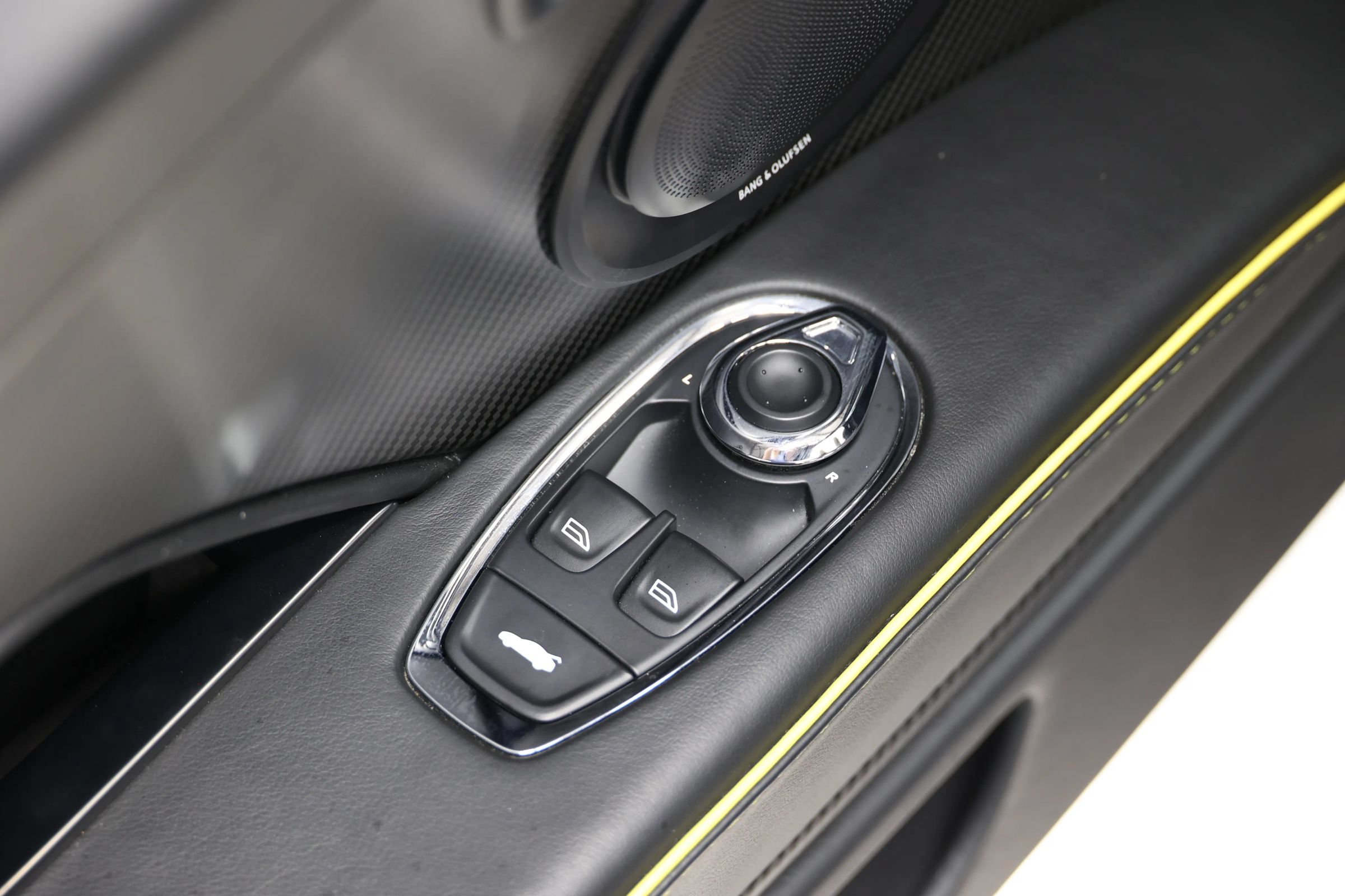 Used 2021 Aston Martin DBS Superleggera Volante RWD image 16